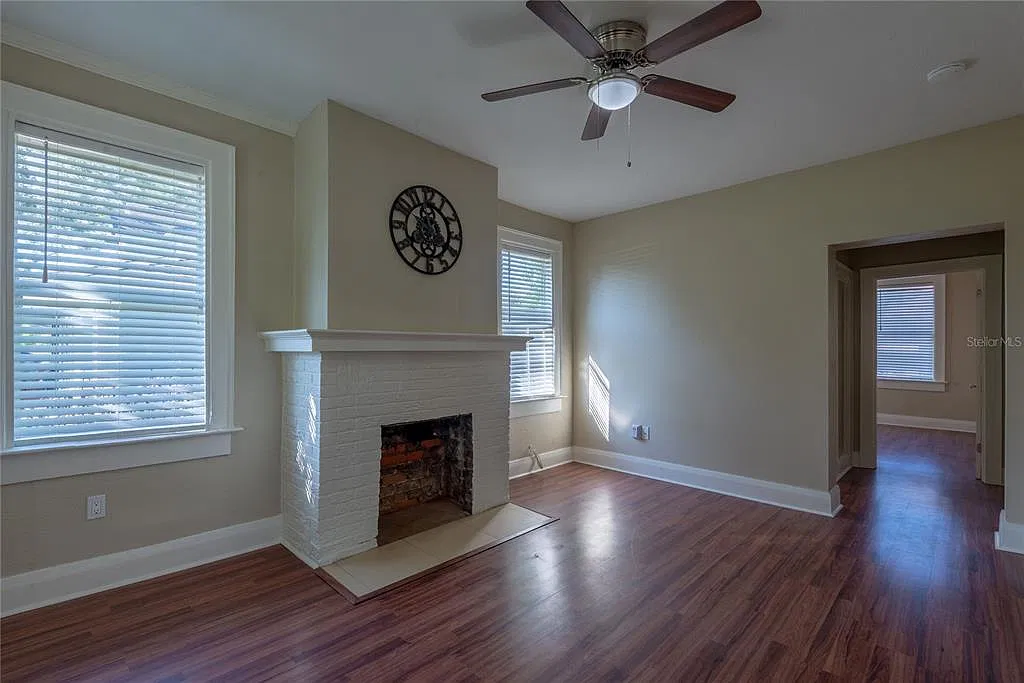 3 bed, 1.0 bath, 912 sqft, $2,300 — Photo 4