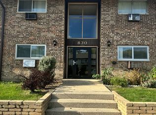 830 E Old Willow Rd #8-107, Prospect Heights, IL 60070