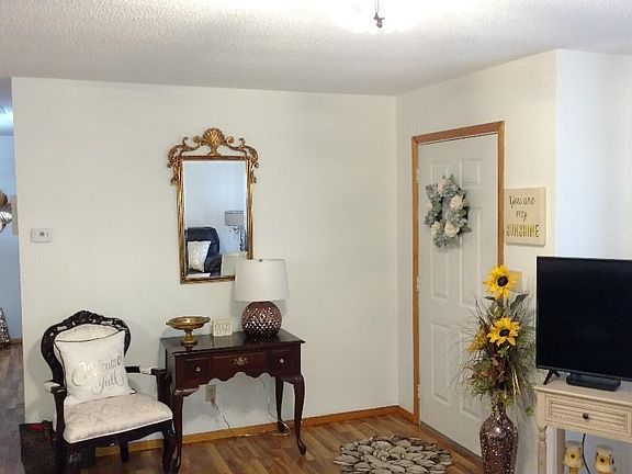 5th image of 555 N Gillcrest Dr