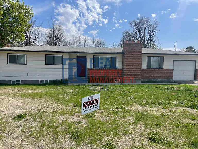 405 W Hazel St — Photo 1