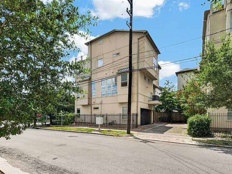 128 Drew St — Photo 2