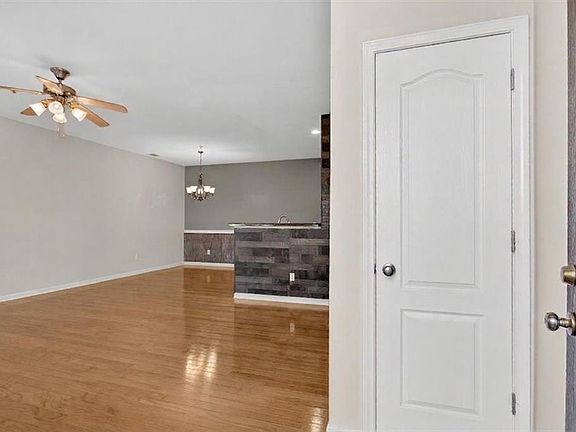 3rd image of 555 Ridge View Xing