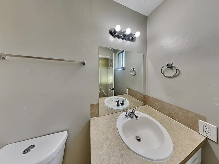 809 Lochmoor Ln — Photo 12