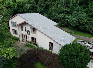 214 Glen Oak Ct, Delafield, WI 53018