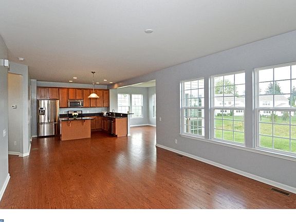 4th image of 609 Empire Dr