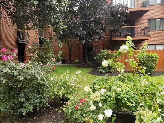 4th image of 35 Bronxville Glen Dr #11