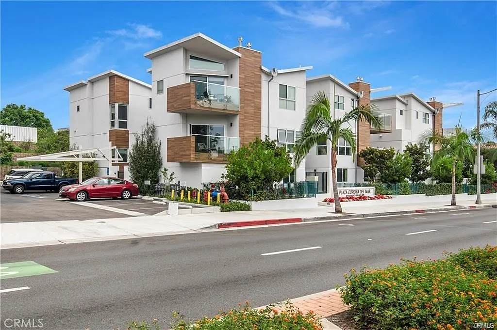 3 bed, 2.5 bath, 2050 sqft, $9,500 — Photo 2