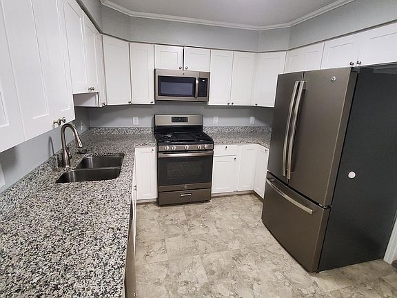 4th image of 924 Ironwood Cir NW
