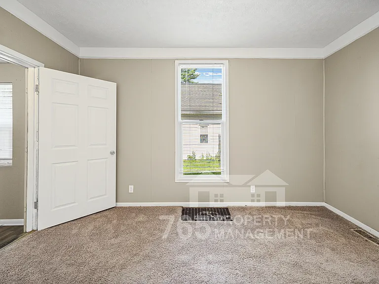 1706 Everett St — Photo 7