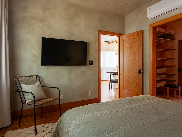 1559 N Commonwealth Ave — Photo 8