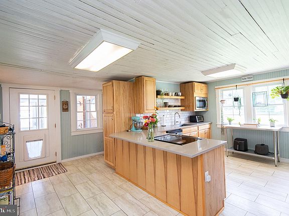 20th image of 885 Hudson Rd