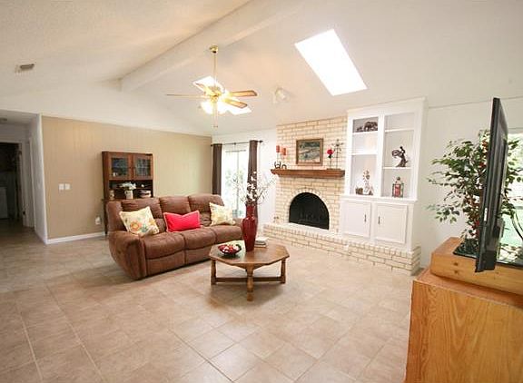 4th image of 2406 Versailles Dr