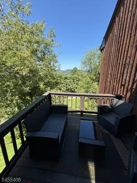 2 bed, 1.0 bath, 980 sqft, $2,000 — Photo 1