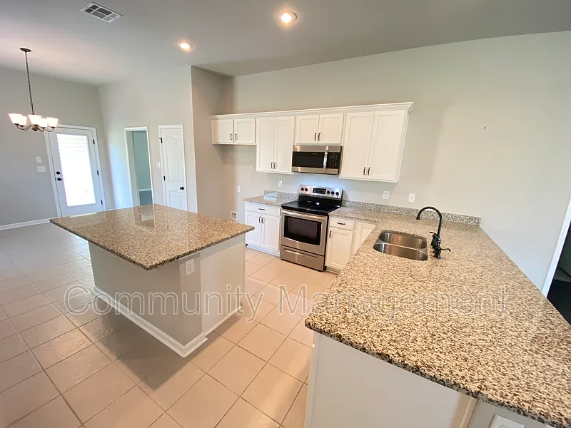 3 bed, 2.0 bath, 1616 sqft, $2,095 — Photo 2