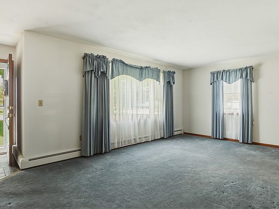 4th image of 124 Holiday Dr