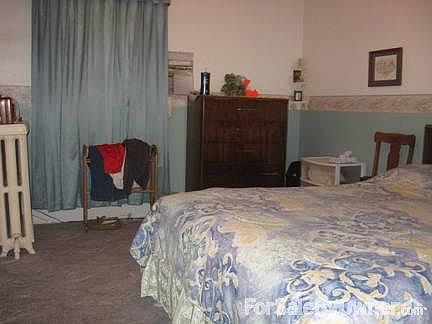 Master bedroom on main floor.
						:
						Bedroom dimensions 10x15 ft