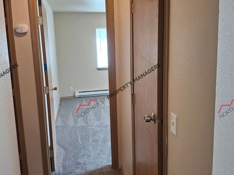 312 E Locust St — Photo 3