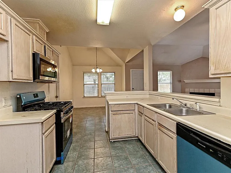 14700 Menifee St — Photo 11