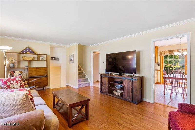 4th image of 30 Crestwood Drive