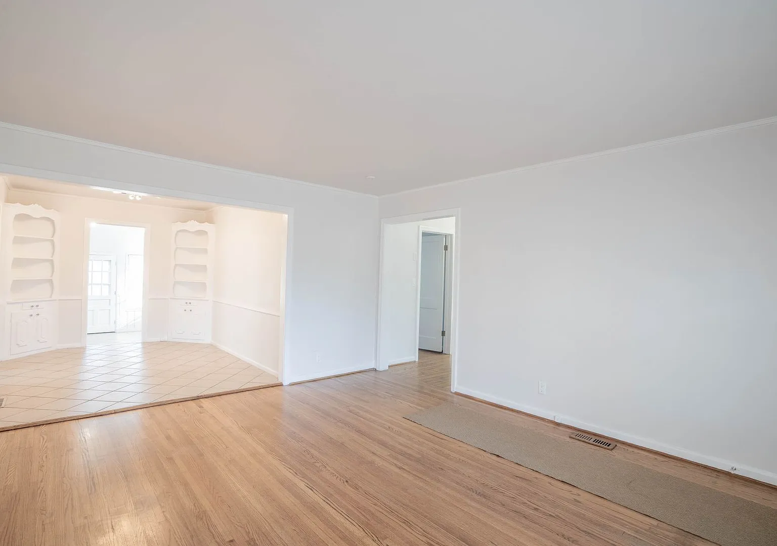 Midtown 3 Bedroom Gem! Available for immediate move in! — Photo 4