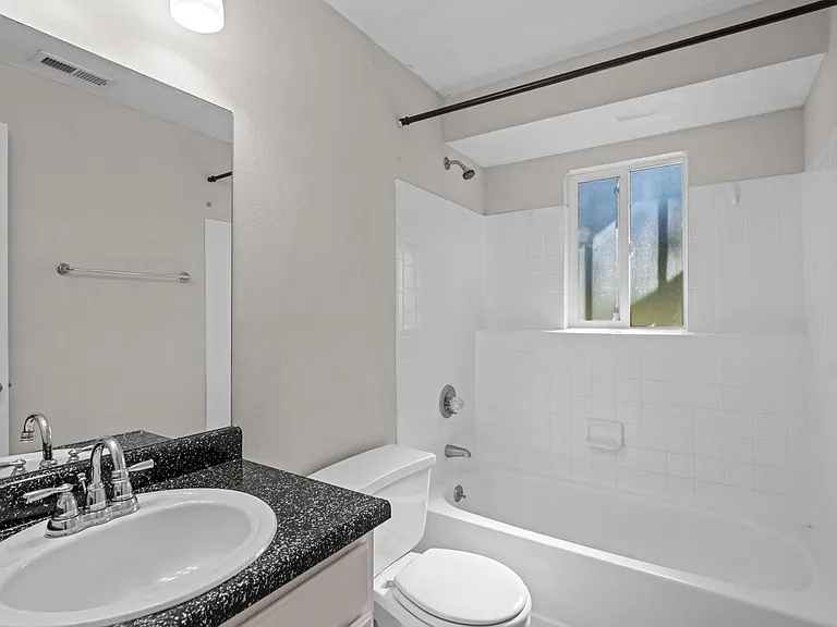 580 Upton Dr — Photo 5