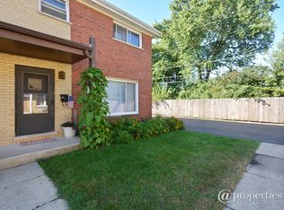 218 Linn Ct APT D, North Aurora, IL 60542