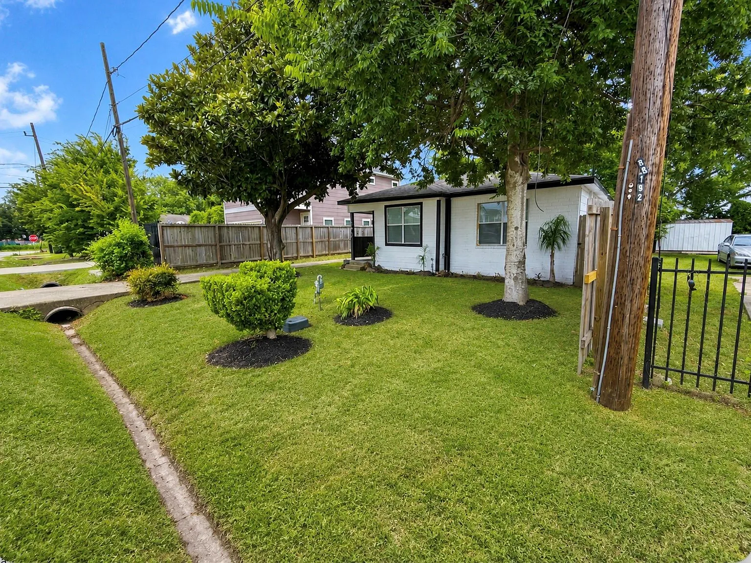 3 bed, 1.0 bath, 1228 sqft, $1,800 — Photo 3