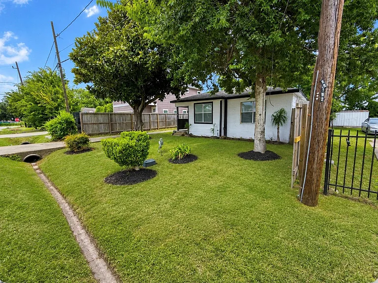 8517 Rubin St — Photo 3