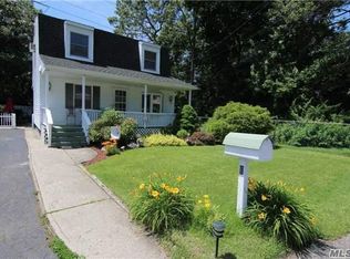 8 12th St, Ronkonkoma, NY 11779