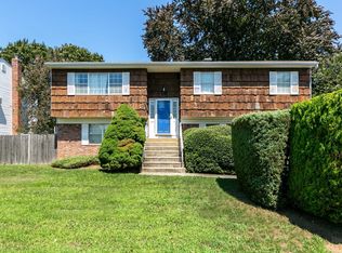 212 Smith St, Merrick, NY 11566
