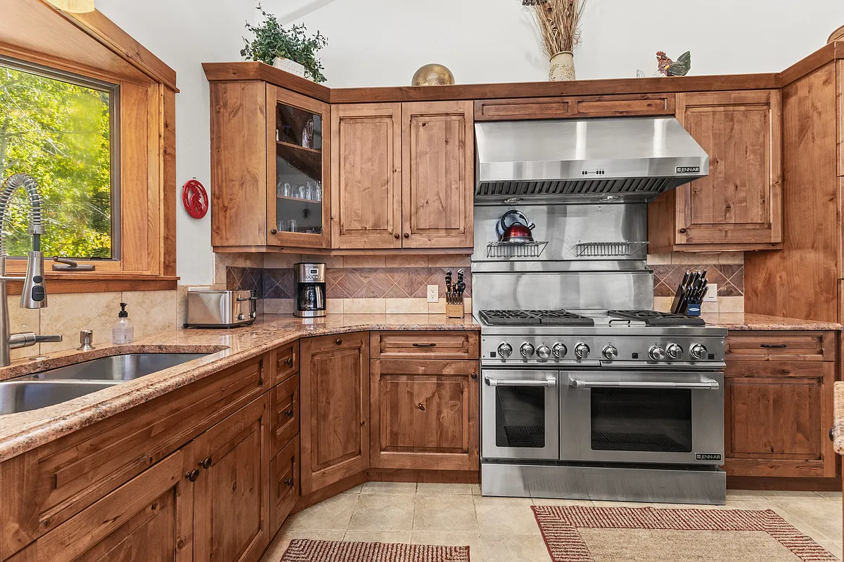 Top Level - Gourmet Kitchen - 2 Ovens, Flattop, 6 Burner Gas Stove - 2113 Overlook Ln #102