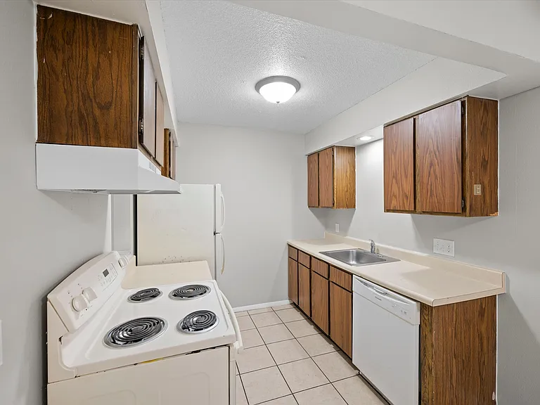 Toledo Circle Apartments — Photo 20