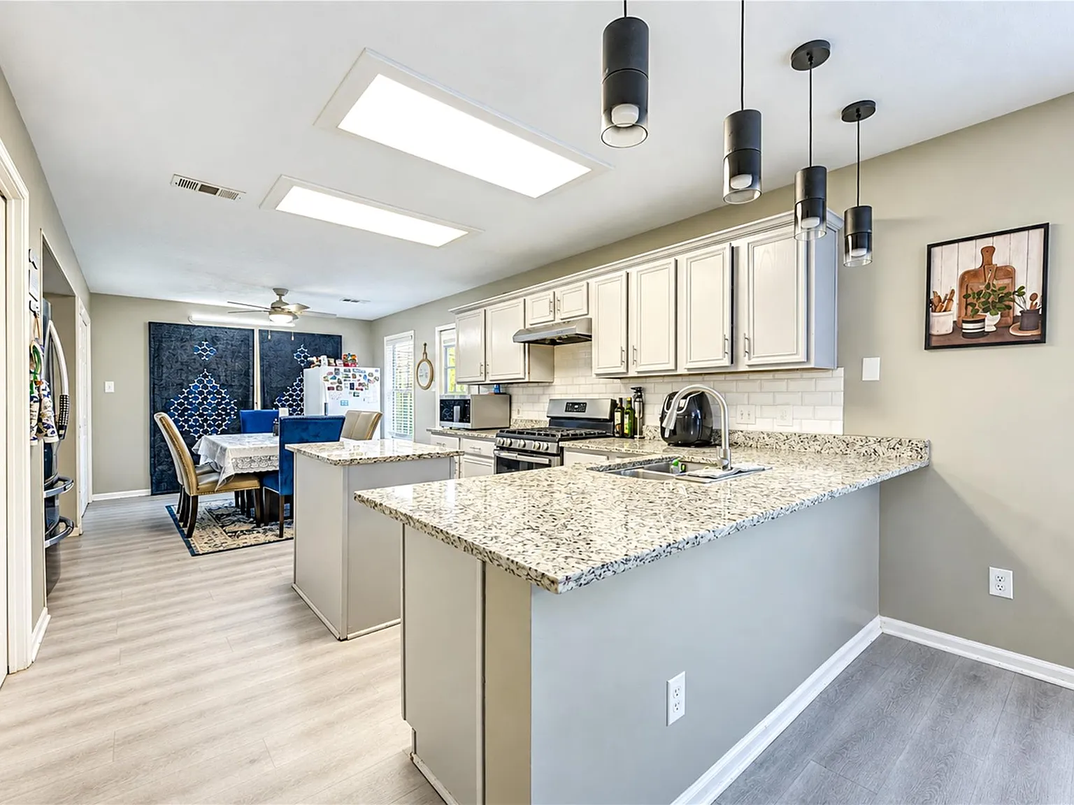 4 bed, 2.5 bath, 2347 sqft, $2,595 — Photo 4