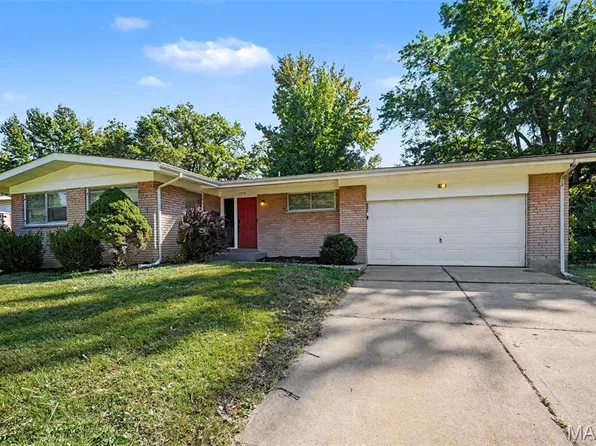 1370 Milbank Dr, Florissant, MO 63031