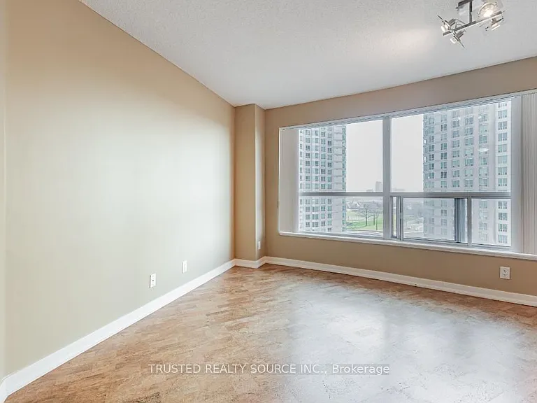 38 Lee Centre Dr #906 — Photo 11