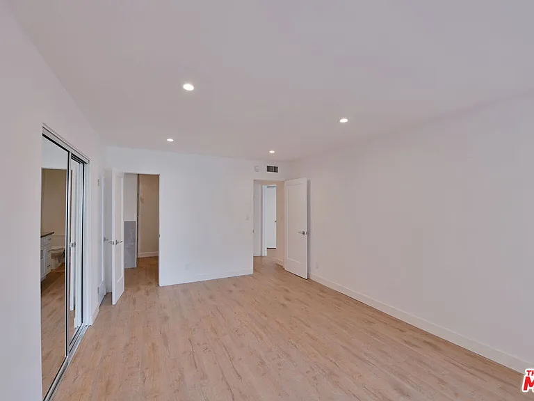 136 S Palm Dr #203 — Photo 8
