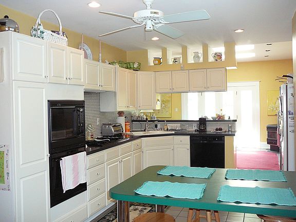 Eat-in-Kitchen - opens to Family Room