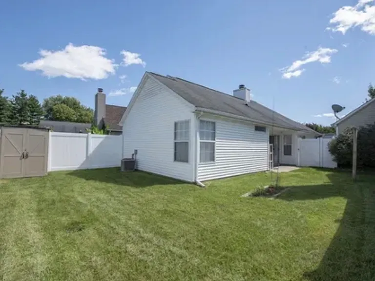 1072 Hampshire Pl — Photo 12