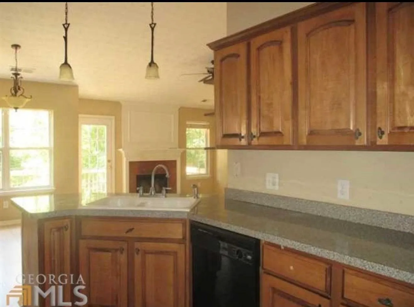 4 bed, 2440 sqft, $2,390 — Photo 3