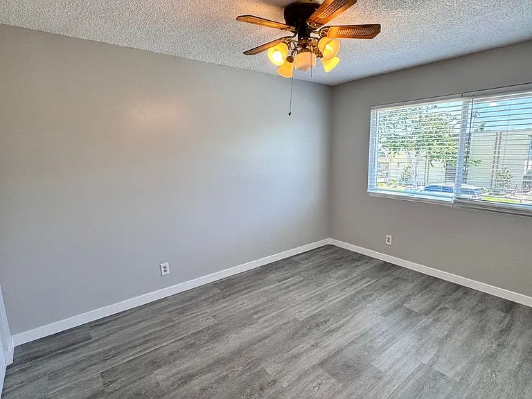 4321 Green Ave — Photo 10