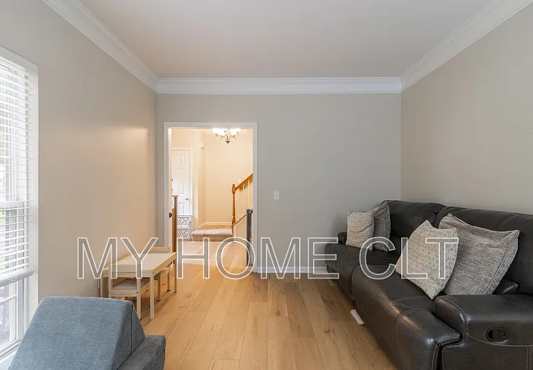 10029 Dauphine Dr — Photo 5