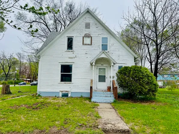 221 N Pine St, Vermillion, SD 57069