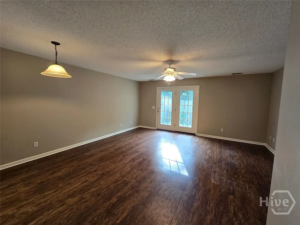 2 bed, 1.5 bath, 1240 sqft, $1,500 — Photo 2