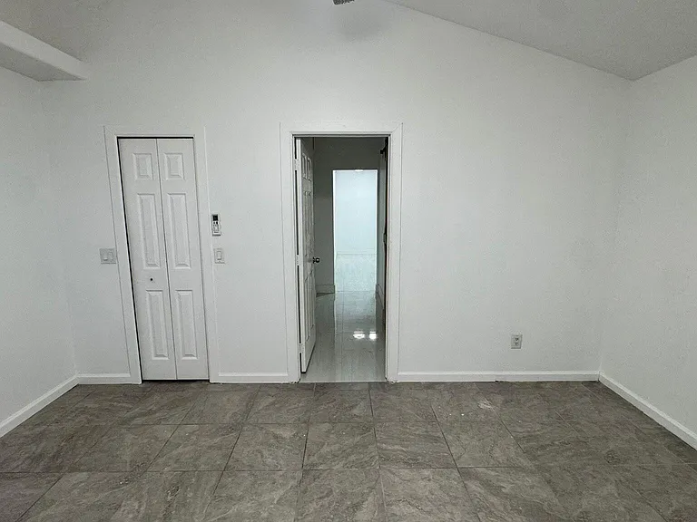 678 SW Pueblo Ter — Photo 1