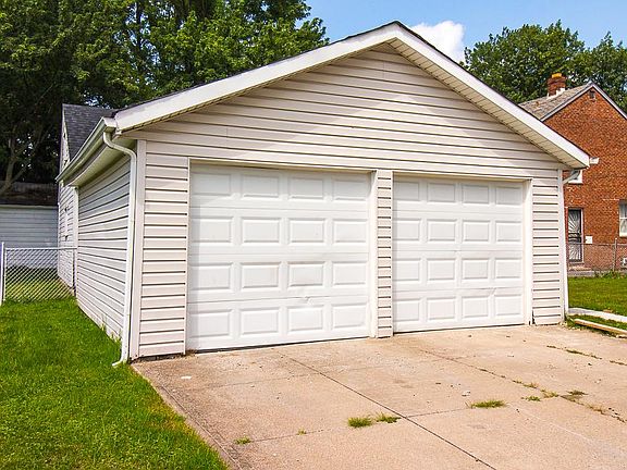 3rd image of 5550 Beechwood Ave
