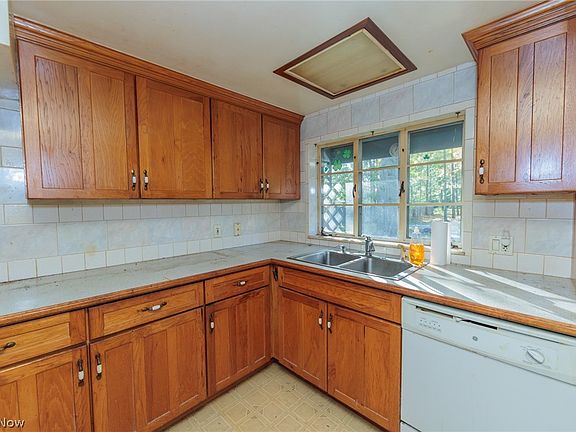 5th image of 28391 Detroit Rd