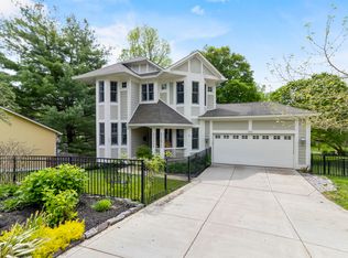 623 W Sycamore St, Zionsville, IN 46077