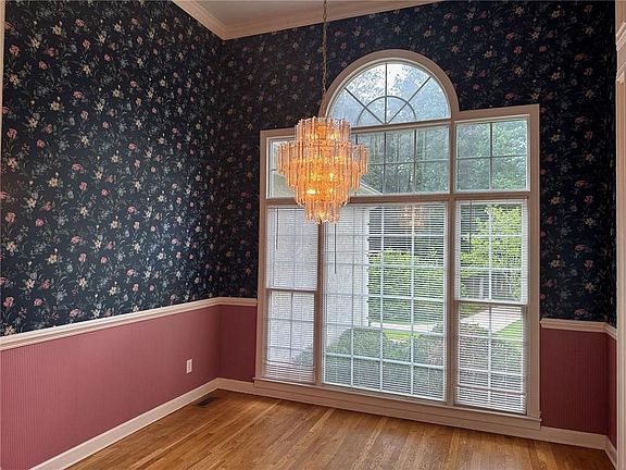 3rd image of 125 Arlington Trce
