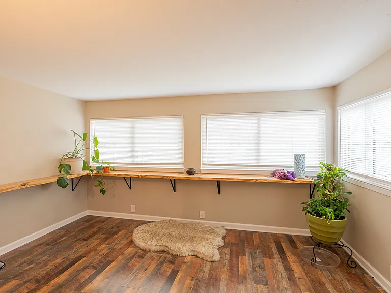 960 Springhill Dr — Photo 18