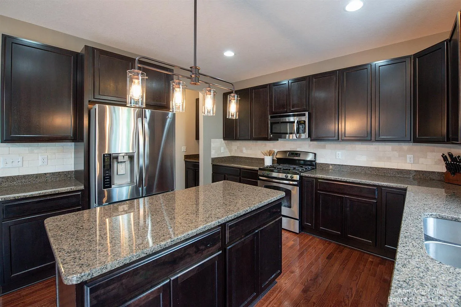 4 bed, 3.5 bath, 3683 sqft, $3,900 — Photo 4
